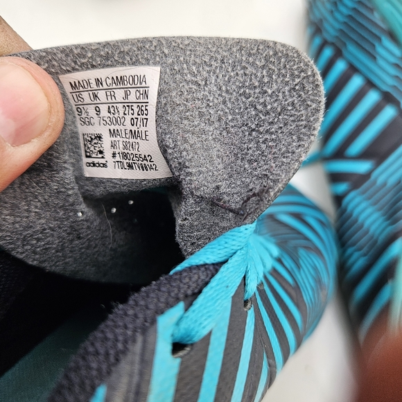 Size 9.5 Adidas indoor soccer shoe - Picture 2 of 6